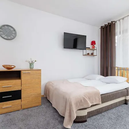 Bright Studio With Balcony In By Renters 아파트